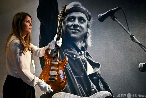 ダイアー・ストレイツ」ノップラーのギター、1.1億円で落札 写真11枚