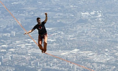 超高所でハラハラ綱渡り 写真10枚 国際ニュース：AFPBB News