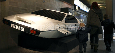 ロータス　エスプリ　007 ボンドカー　(潜水艇変形ギミック) ロータス エスプリ 007 ボンドカー (潜水艇変形ギミック) - メルカリ