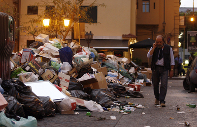 収集作業員のストで、ごみあふれる市街　イタリア・パレルモ