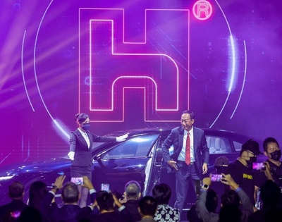 フォックスコン、EV3種の試作版披露