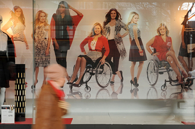 車いすのモデルを店頭広告に起用、英百貨店デベナムズ