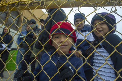 米政府、移民の子ども5000人の収容場所確保を国防総省に指示