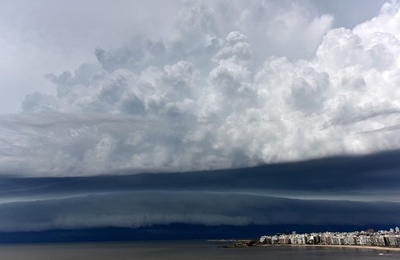 首都上空に伸びる不気味な雲…ウルグアイ