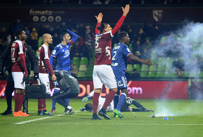 メッスにスタジアム一部閉鎖の処分、ファンの爆竹投げ入れで