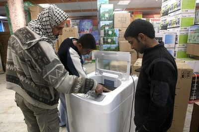 洗濯機に全裸ではまった男性、救出の瞬間は「出産のようだった」