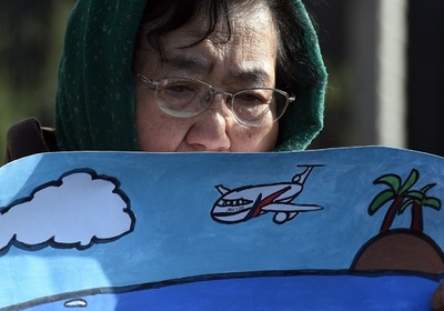 マレーシア機失踪から1年、乗客乗員の家族らが各地で集会