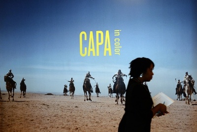 ニューヨークでロバート・キャパ写真展、カラー作品に焦点