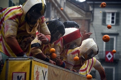 頭上注意！恒例の「オレンジ合戦」イタリア