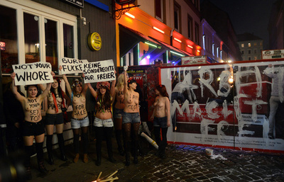 FEMENがトップレスで売春に抗議、独ハンブルク