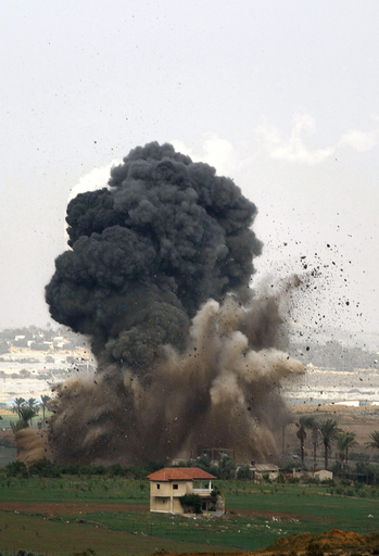 イスラエル国防相が攻撃を正当化、オバマ氏のコメントも引き合いに