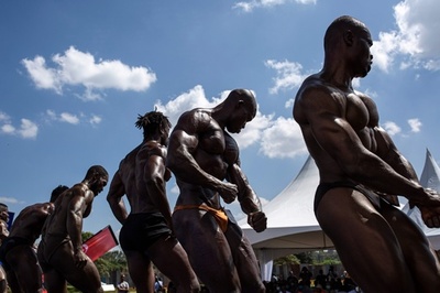 【今日の1枚】青空の下、筋肉自慢！