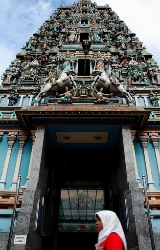 ヒンズー教かイスラム教か、死者の埋葬方法めぐって当局と家族が対立