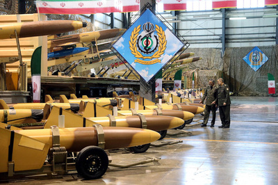 イラン国防軍需省、新型無人機展示