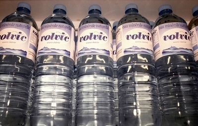 キリンビバレッジ、ボルヴィック57万本回収 輸入コンテナ内のペンキ臭付着