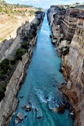ギリシャのコリントス運河で崖崩れ、船舶の通行が不能に