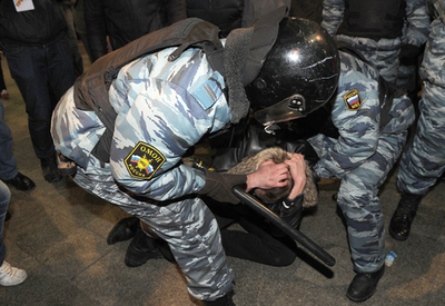 ロシアで民族対立が激化、若者グループ1000人以上を拘束