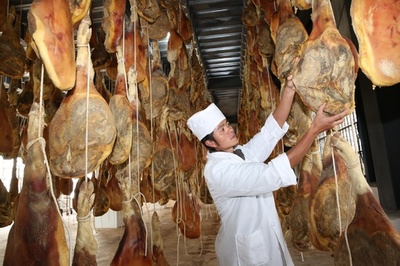 地方経済引っ張る少数民族手製のハム 中国・雲南