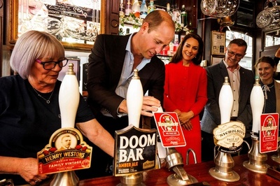 英皇太子夫妻、パブ訪問 「キングメーカー」ビールつぐ場面も