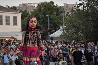 シリア難民少女の操り人形、トルコから英国への旅