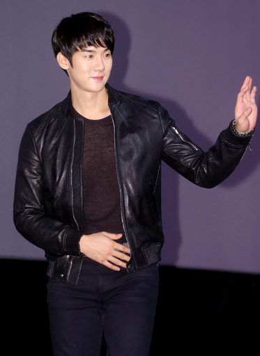 映画『情報提供者』舞台あいさつ、ユ・ヨンソクら登場