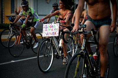 裸のサイクリスト集団、車の排ガスに抗議 メキシコ