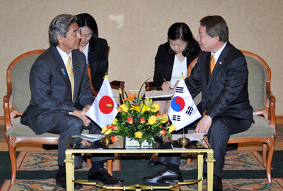 日韓外相会談、核検証枠組みの文書化で一致