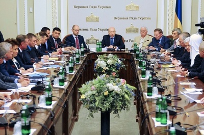 ウクライナで円卓会議、親ロシア派は含まず