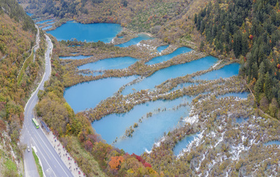よみがえった秘境の絶景、震災から復旧した中国四川省の九寨溝 