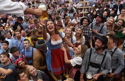 第184回「オクトーバーフェスト」が開幕、雨天でも大盛況 ドイツ