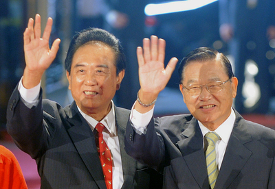 中国高官、抗議デモの続くなか歴史的な訪問終え帰国 台湾