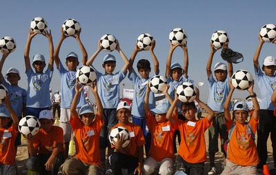 パレスチナの子どもたち、サッカーボールで世界記録に挑戦 ガザ地区
