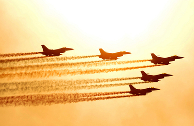 ソウルエアショー2009が閉幕、夕日に映えるアクロバット飛行