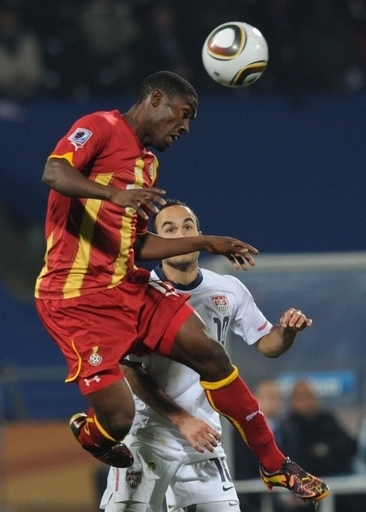 村で初めてのテレビでW杯観戦 数百人が声援 ザンビア