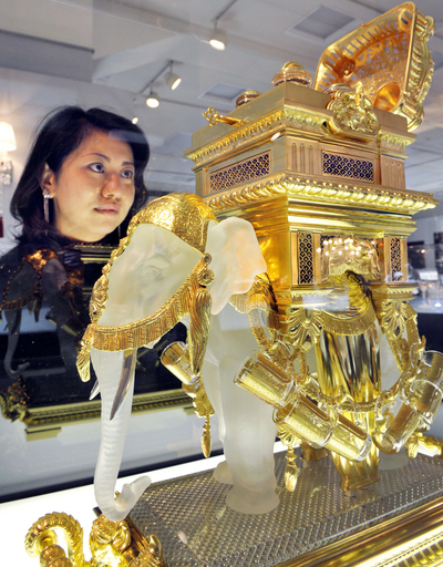 バカラ製「黄金象のリキュールセット」、三越デパートで6300万円限定販売