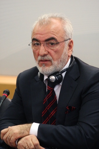 拳銃所持しピッチに乱入のPAOK会長、3年間の活動停止処分に