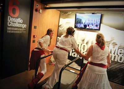 度胸は不要、バーチャルに牛追い祭りを体験 スペイン