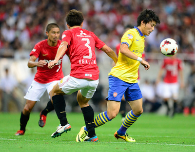 アーセナルが浦和レッズに勝利、10代のアクポムが決勝点