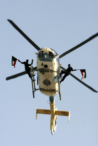 建国・解放記念日を控えたクウェート、特殊部隊が技を披露