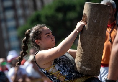 石担ぎや丸太切りで力自慢 スペイン「サン・フェルミン祭」