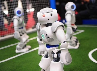 メッシも顔負け？サッカーロボが見事なボールさばきを披露