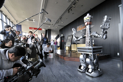 通天閣ロボ、東京タワーに参上