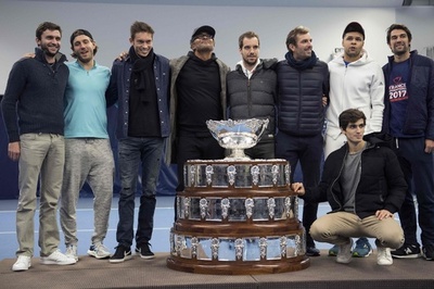 デ杯10度目Vの快挙から一夜、フランスチームが連盟本部を訪問