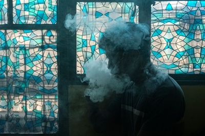 比、公の場での電子たばこ使用者逮捕へ 大統領が禁止命令