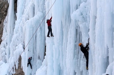 凍った滝にアタック、イランのクライミング学校