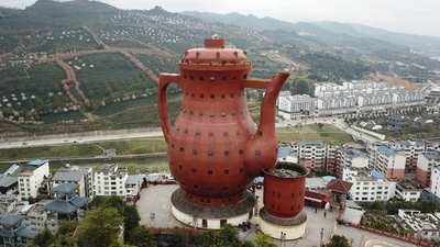 お茶何杯分？ 貴州・茶文化テーマパークの「天下第一壺」