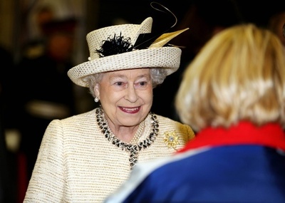 キャサリン妃に「赤ちゃんがいます」バッジ、ロンドン地下鉄