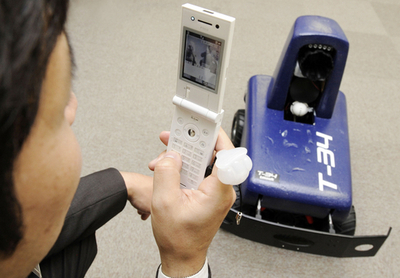 携帯電話で遠隔操作できる新型警備ロボット、ネットランチャーも搭載