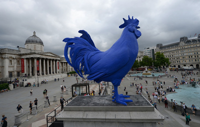 英トラファルガー広場に青いおんどり、「敵国の象徴」に波紋