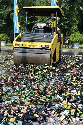 密造酒1万8000本を重機で破壊、ラマダン中の飲酒に警告 インドネシア